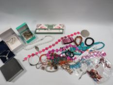 SMALL TRAY OF COSTUME JEWELLERY