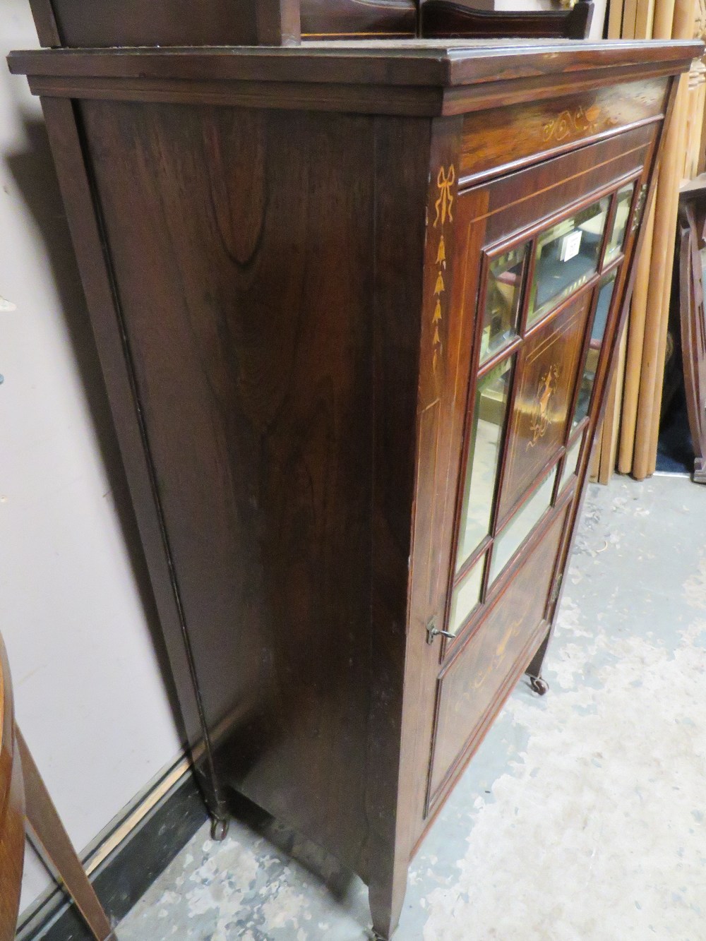 AN EDWARDIAN ROSEWOOD AN INLAID MUSIC CABINET - Image 5 of 8