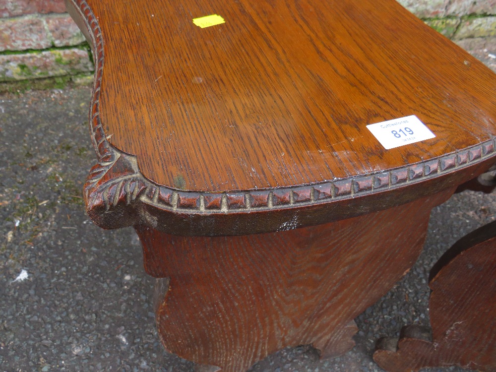 A PAIR OF UNUSUAL CARVED OAK VINTAGE STOOLS - Image 4 of 5