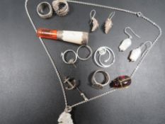 A COLLECTION OF ASSORTED JEWELLERY TO INCLUDE SILVER AND YELLOW METAL