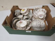 A SMALL TRAY OF ASSORTED CERAMICS TO INCLUDE ROYAL ALBERT WINSLOM ETC
