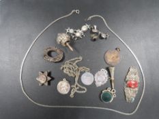 A QUANTITY OF SILVER AND WHITE METAL JEWELLERY ETC