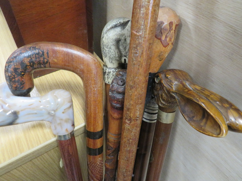 A SELECTION OF ASSORTED WALKING STICKS TO INCLUDE ONE IN THE FORM OF A HARE ETC - Image 3 of 4