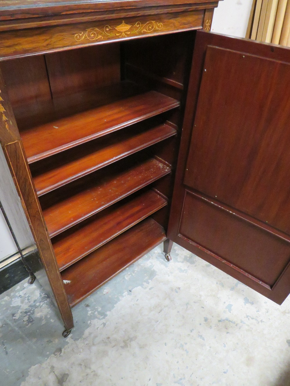 AN EDWARDIAN ROSEWOOD AN INLAID MUSIC CABINET - Image 4 of 8