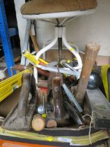 A TRAY OF TOOLS AND AN ADJUSTABLE VINTAGE STOOL