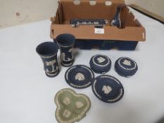 A SMALL TRAY OF WEDGWOOD JASPER WARE TO INCLUDE ROYAL BLUE AND BLACK EXAMPLES