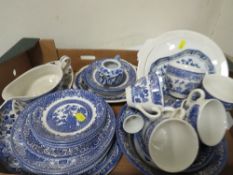 A TRAY OF ASSORTED BLUE/WHITE WARE