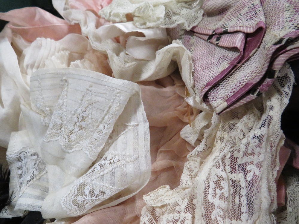 TWO TRAYS OF EARLY 20TH CENTURY ANTIQUE LACE ITEMS AND CLOTHING ACCESSORIES TO INCLUDE A SELECTION - Image 6 of 7