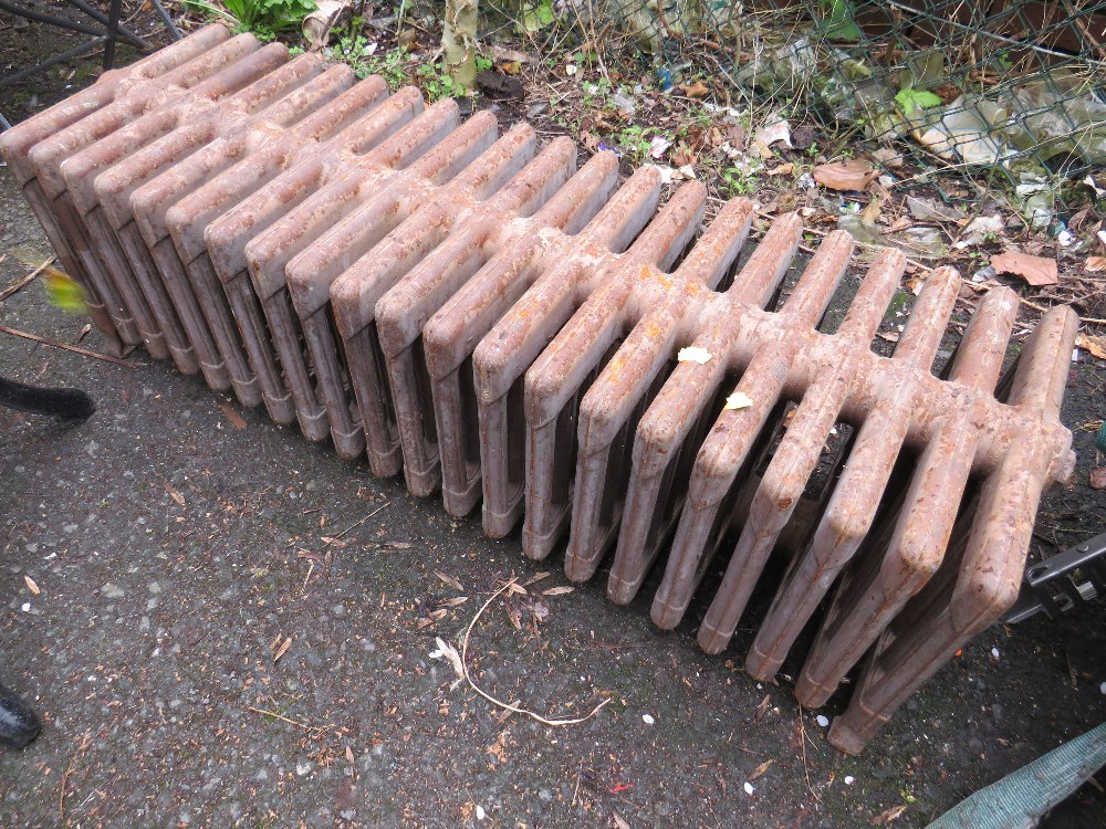 A VINTAGE CAST IRON LOW 21 FIN RADIATOR - Image 2 of 4