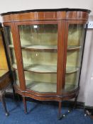 AN EDWARDIAN MAHOGANY INLAID SERPENTINE FRONTED DISPLAY CABINET H -163 W-113 CM