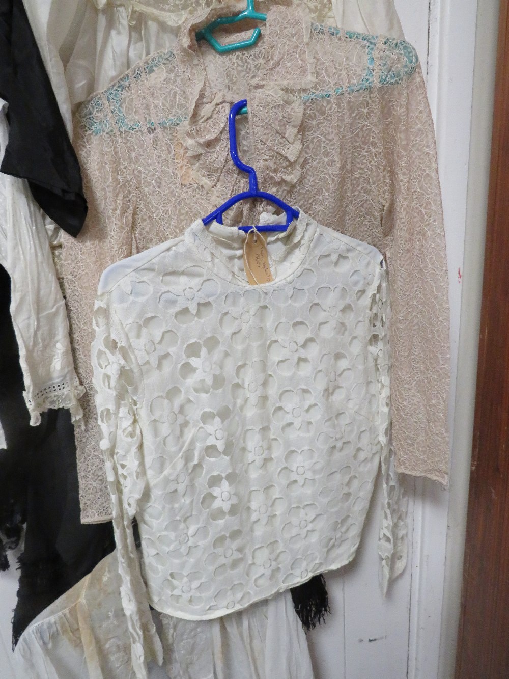 A COLLECTION OF EARLY 20TH CENTURY VINTAGE LADIES CLOTHING, COMPRISING MAINLY TOPS (APPROX 16) - Image 4 of 8