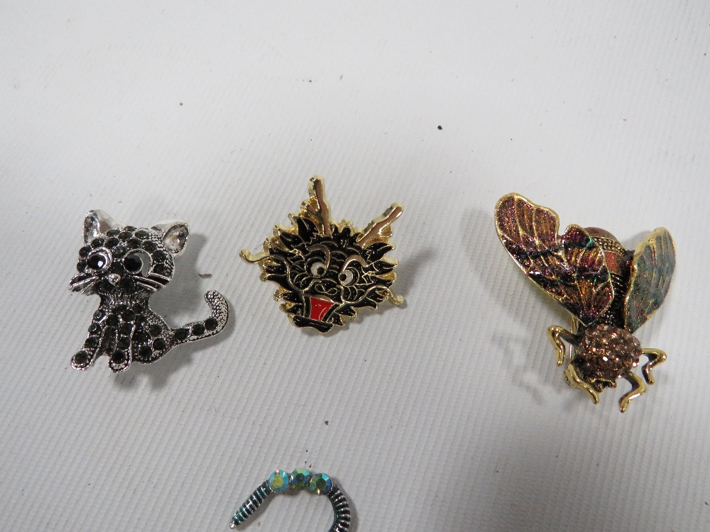 A MIXED BOX OF DECORATIVE BROOCHES - Image 4 of 4