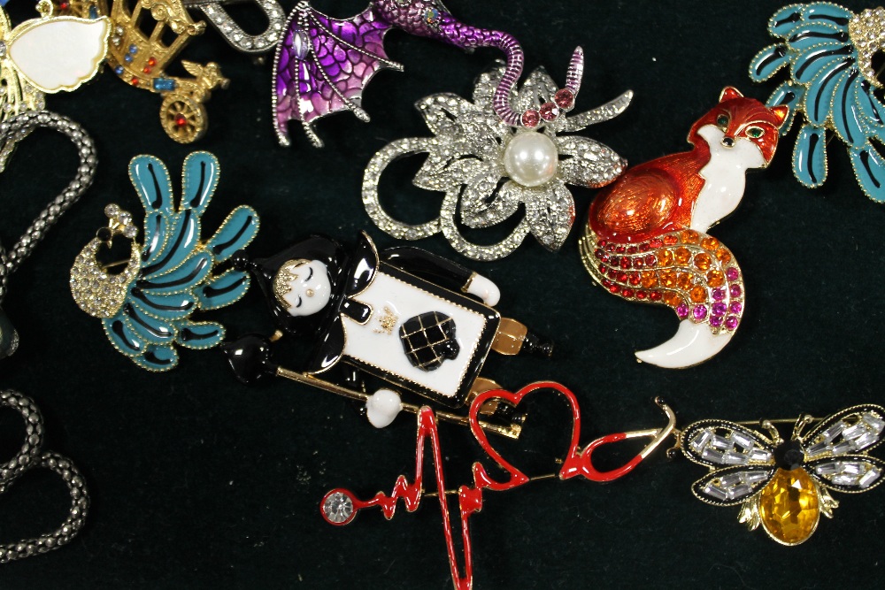 A BOX OF COLLECTORS BROOCHES AND RINGS ETC - Image 3 of 3