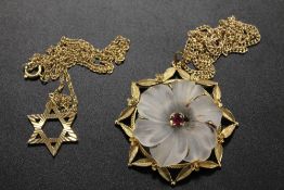 AN UNMARKED YELLOW METAL STAR OF DAVID PENDANT ON CHAIN TOGETHER WITH A GOLD PLATED FLORAL PENDANT