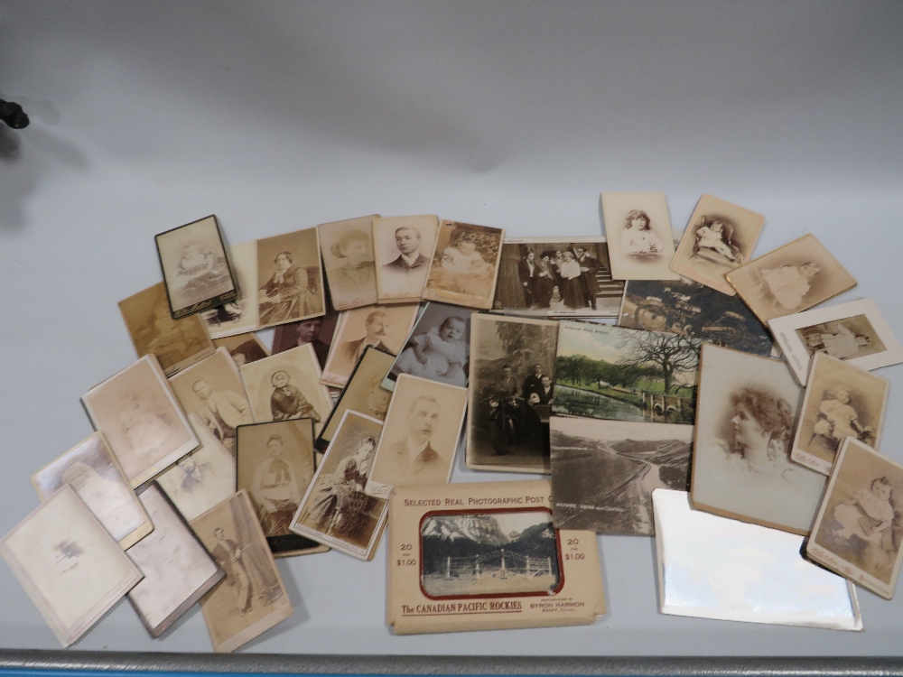 A COLLECTION OF POSTCARDS AND VICTORIAN CABINET PHOTOGRAPHS - Bild 2 aus 5