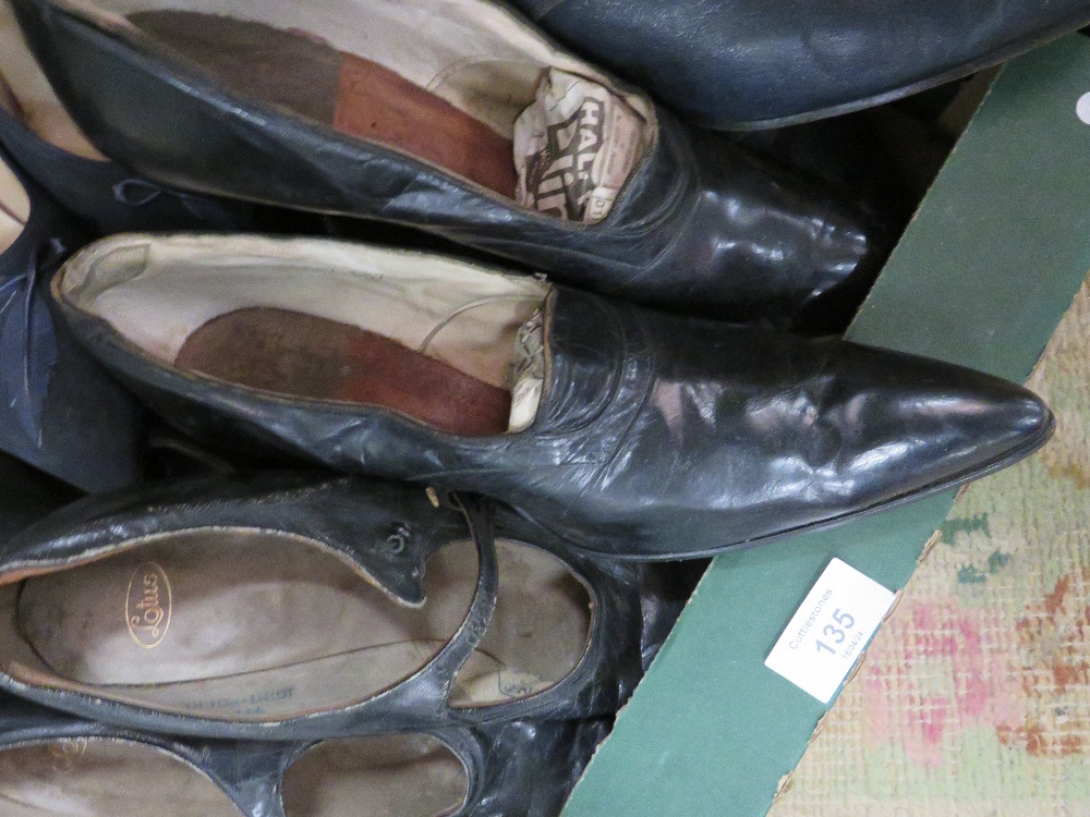 A TRAY OF VINTAGE LADIES SHOES TO INCLUDE EARLY 20TH CENTURY EXAMPLES - Image 2 of 4