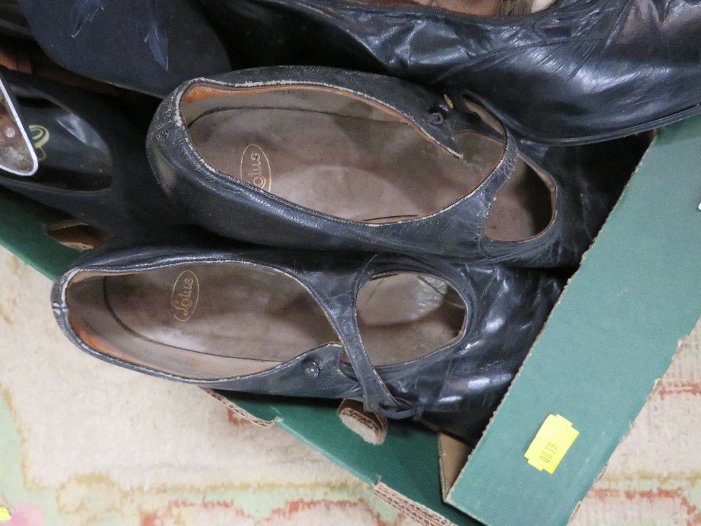 A TRAY OF VINTAGE LADIES SHOES TO INCLUDE EARLY 20TH CENTURY EXAMPLES - Image 3 of 4