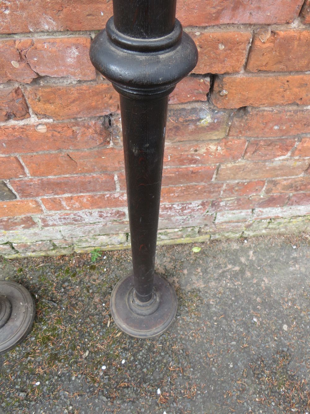 A PAIR OF OAK CHURCH CANDLE STANDS H-138 CM (2) - Image 3 of 3