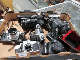 A TRAY OF VINTAGE CAMERAS