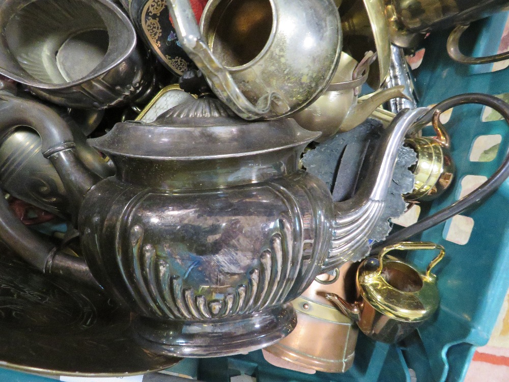 A TRAY OF ASSORTED METAL WARE - Image 2 of 4