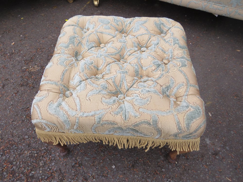 A GOOD QUALITY UPHOLSTERED SILK 3 PIECE SUITE AND 2 STOOLS - Image 10 of 25