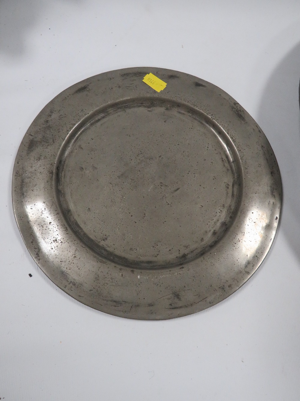 A SET OF EARLY PEWTER GRADUATED PLATES WITH LONDON STAMP MARKS TO REAR AND VARIOUS STAMPS TO FRONT - Image 5 of 7