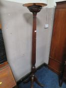 A FLUTED MAHOGANY TORCHERE WITH CARVED DETAIL AND COPPER TOP H 187 CM