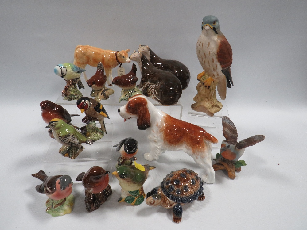 A SELECTION OF CERAMIC ANIMALS TO INCLUDE BESWICK BIRDS