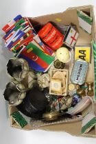 A SMALL TRAY OF COLLECTABLES TO INCLUDE COINS, FLAGS, METAL VASES ETC