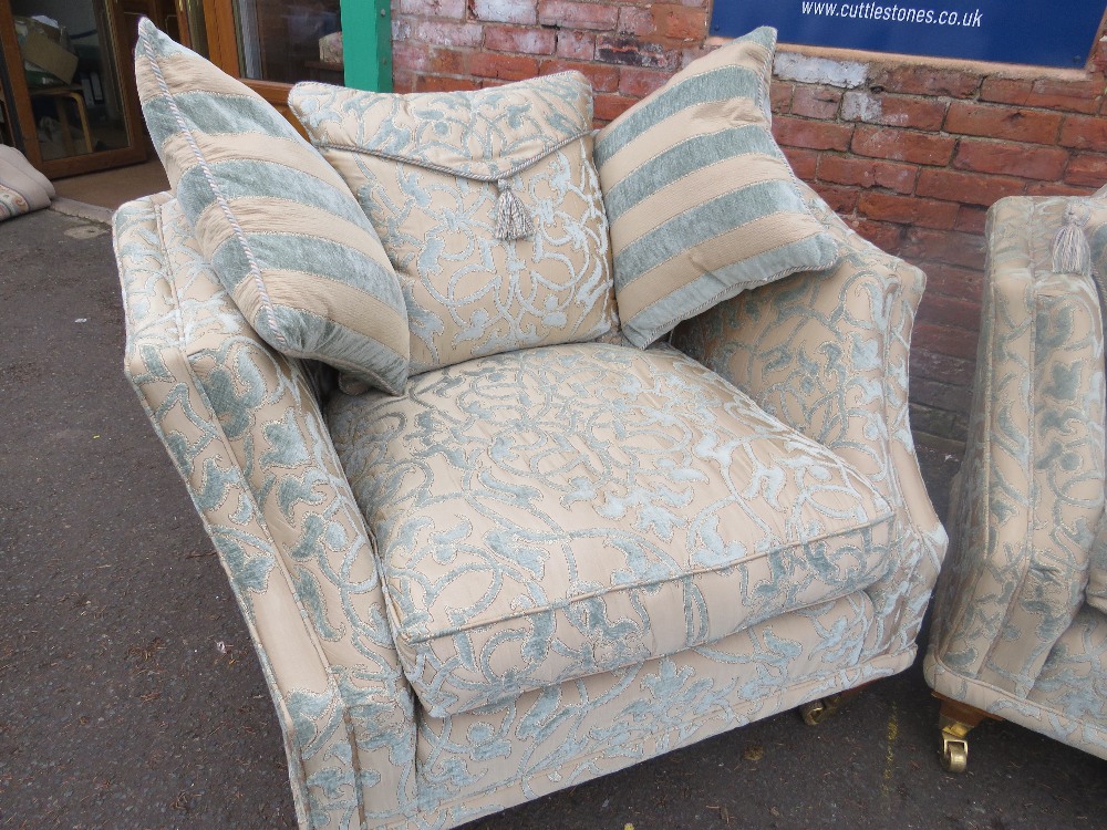 A GOOD QUALITY UPHOLSTERED SILK 3 PIECE SUITE AND 2 STOOLS - Image 19 of 25