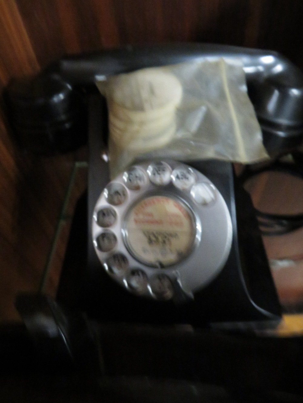 FOUR ASSORTED VINTAGE TELEPHONES TOGETHER WITH A PACKET OF DIALS - Image 5 of 5