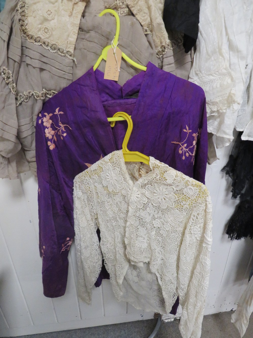 A COLLECTION OF EARLY 20TH CENTURY VINTAGE LADIES CLOTHING, COMPRISING MAINLY TOPS (APPROX 16) - Image 3 of 8