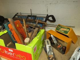 A SELECTION OF TOOLS TO INCLUDE SOCKET SETS, VICES AND STANLEY PLANES ETC