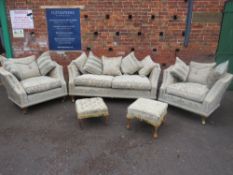 A GOOD QUALITY UPHOLSTERED SILK 3 PIECE SUITE AND 2 STOOLS