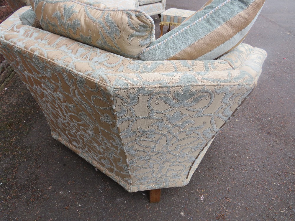 A GOOD QUALITY UPHOLSTERED SILK 3 PIECE SUITE AND 2 STOOLS - Image 14 of 25