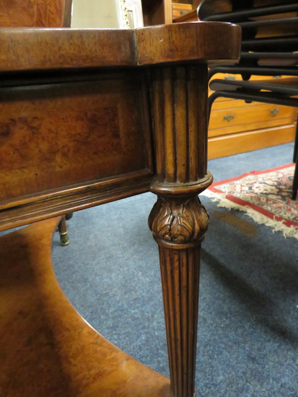 A QUALITY REPRODUCTION WALNUT COFFEE TABLE WITH DRAWERS - Bild 4 aus 4