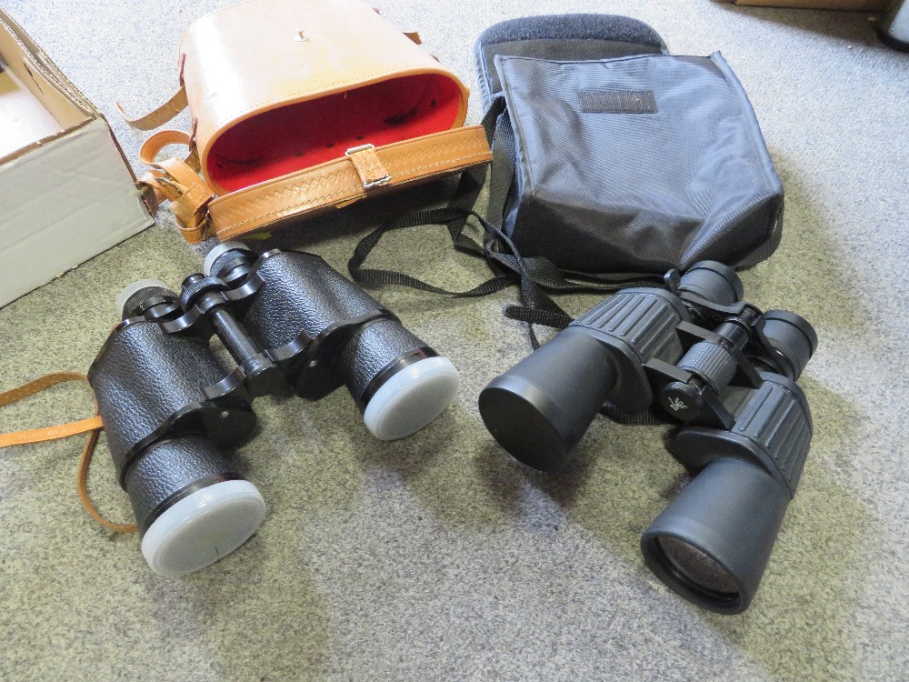 A TRAY OF SUNDRIES TO INCLUDE BINOCULARS TOGETHER WITH TRAY OF CERAMICS (2) - Image 3 of 3