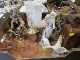 A TRAY OF CERAMICS TO INCLUDE LLADRO AND CAPO DI MONTE STYLE FIGURES ETC