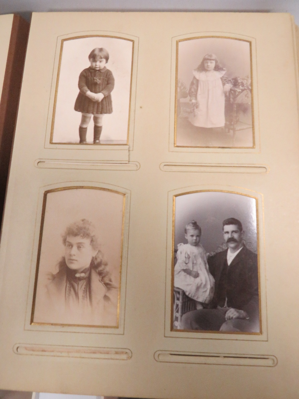 A VINTAGE PHOTOGRAPH ALBUM AND CONTENTS PLUS OTHER PHOTOGRAPHS - Image 5 of 6