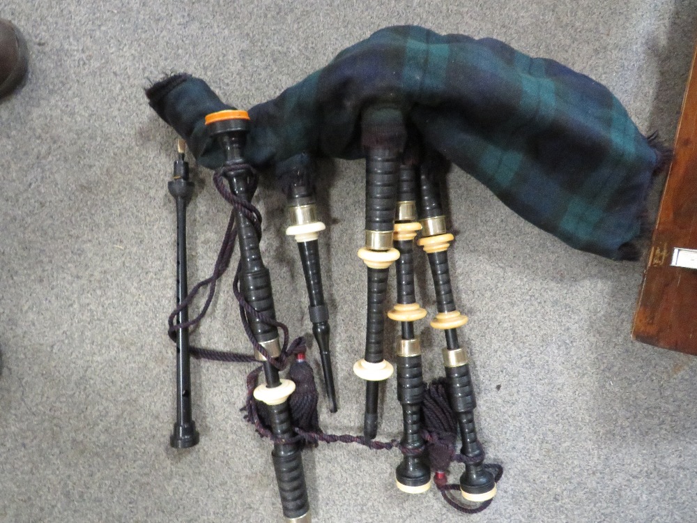 TWO BOXED SETS OF BAGPIPES (UNCHECKED) - Bild 4 aus 5