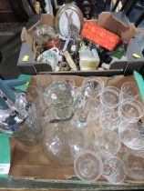 A SMALL TRAY OF COLLECTABLE'S TOGETHER WITH A SMALL TRAY OF GLASS TO INCLUDE A SODA SYPHON (2)