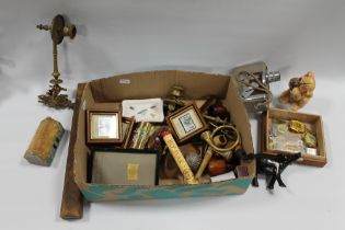 A TRAY OF COLLECTABLES TO INCLUDE WOODEN RULES, ESTATE PIPE, CINE CAMERA ETC