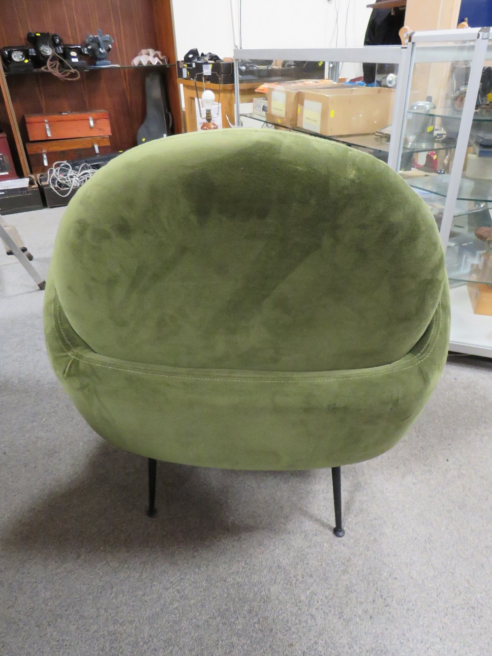 A MODERN UPHOLSTERED GREEN CHAIR - Image 3 of 3