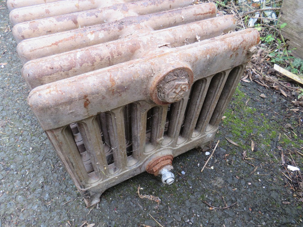 A VINTAGE CAST IRON LOW 21 FIN RADIATOR - Image 3 of 3