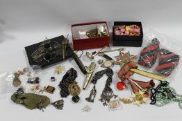 A TRAY OF COSTUME JEWELLERY AND COLLECTABLE'S