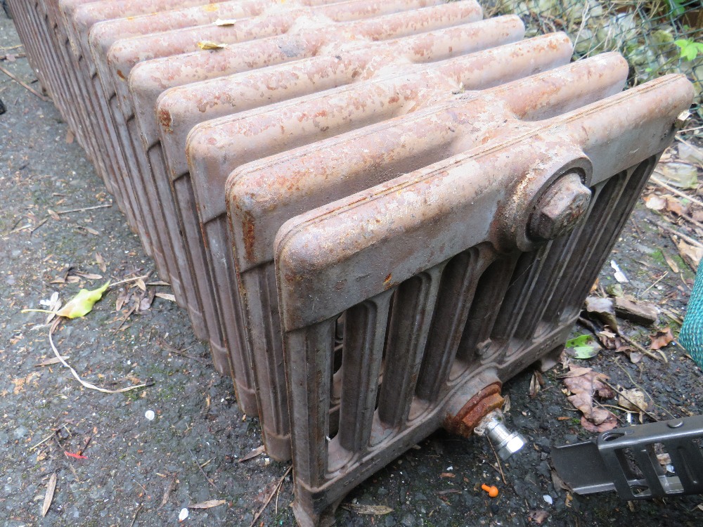 A VINTAGE CAST IRON LOW 21 FIN RADIATOR - Image 3 of 4