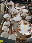 A TRAY OF ROYAL ALBERT OLD COUNTRY ROSES TEA / DINNER WARE