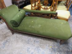 AN EDWARDIAN UPHOLSTERED CHAISE LONGUE