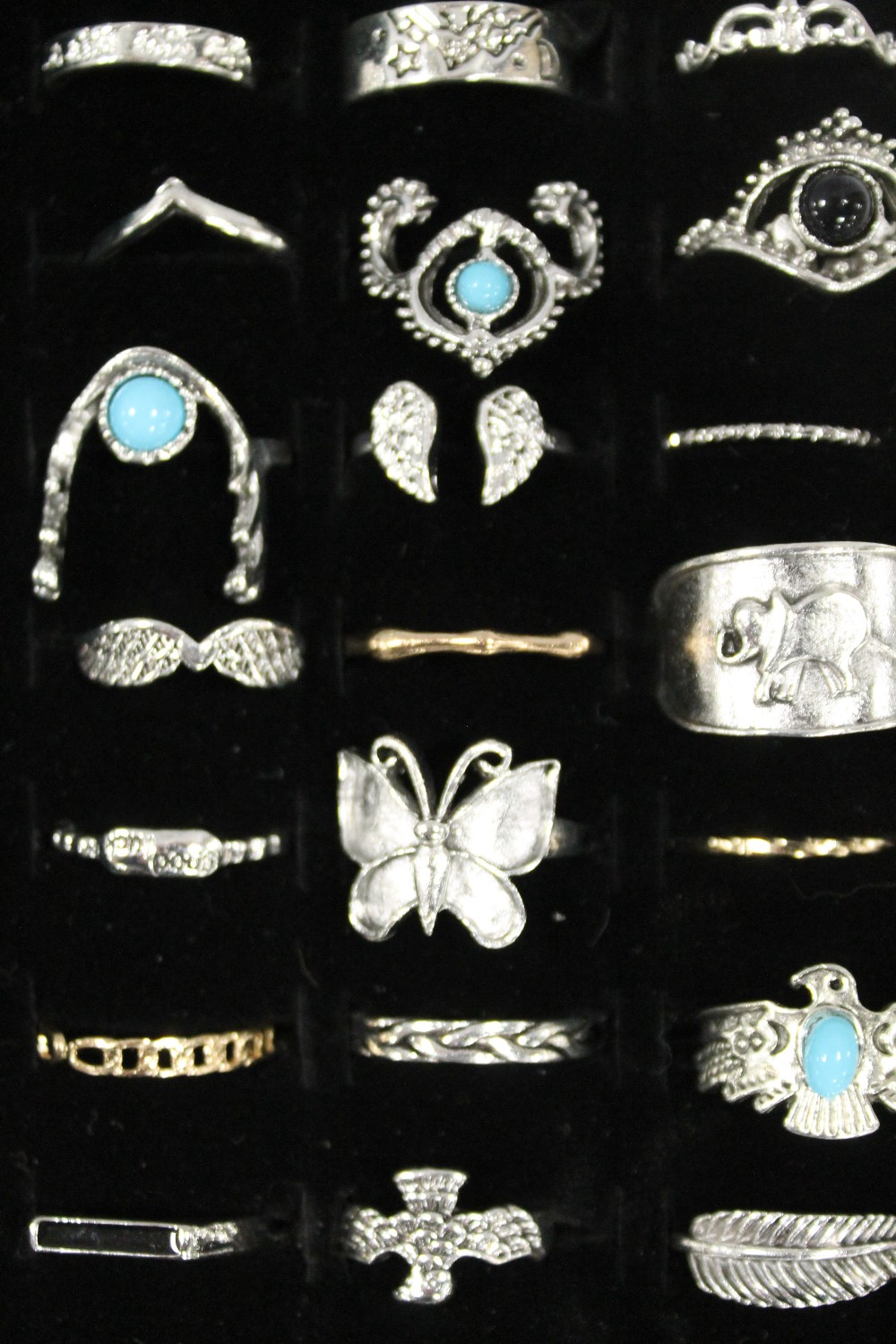 A BOX OF COLLECTORS BROOCHES AND RINGS ETC - Image 2 of 3