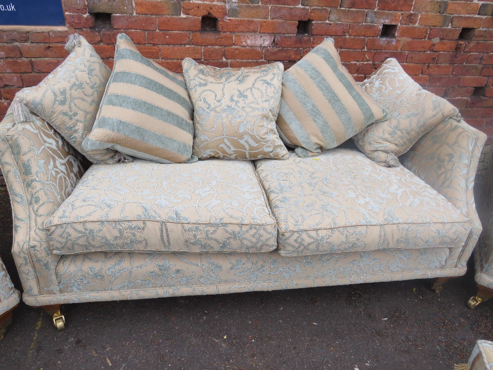 A GOOD QUALITY UPHOLSTERED SILK 3 PIECE SUITE AND 2 STOOLS - Image 20 of 25